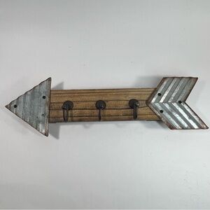 Wooden Metal Rustic ARROW Key Hook Hanging Wall Decor 3 Hangers Pre- Owned